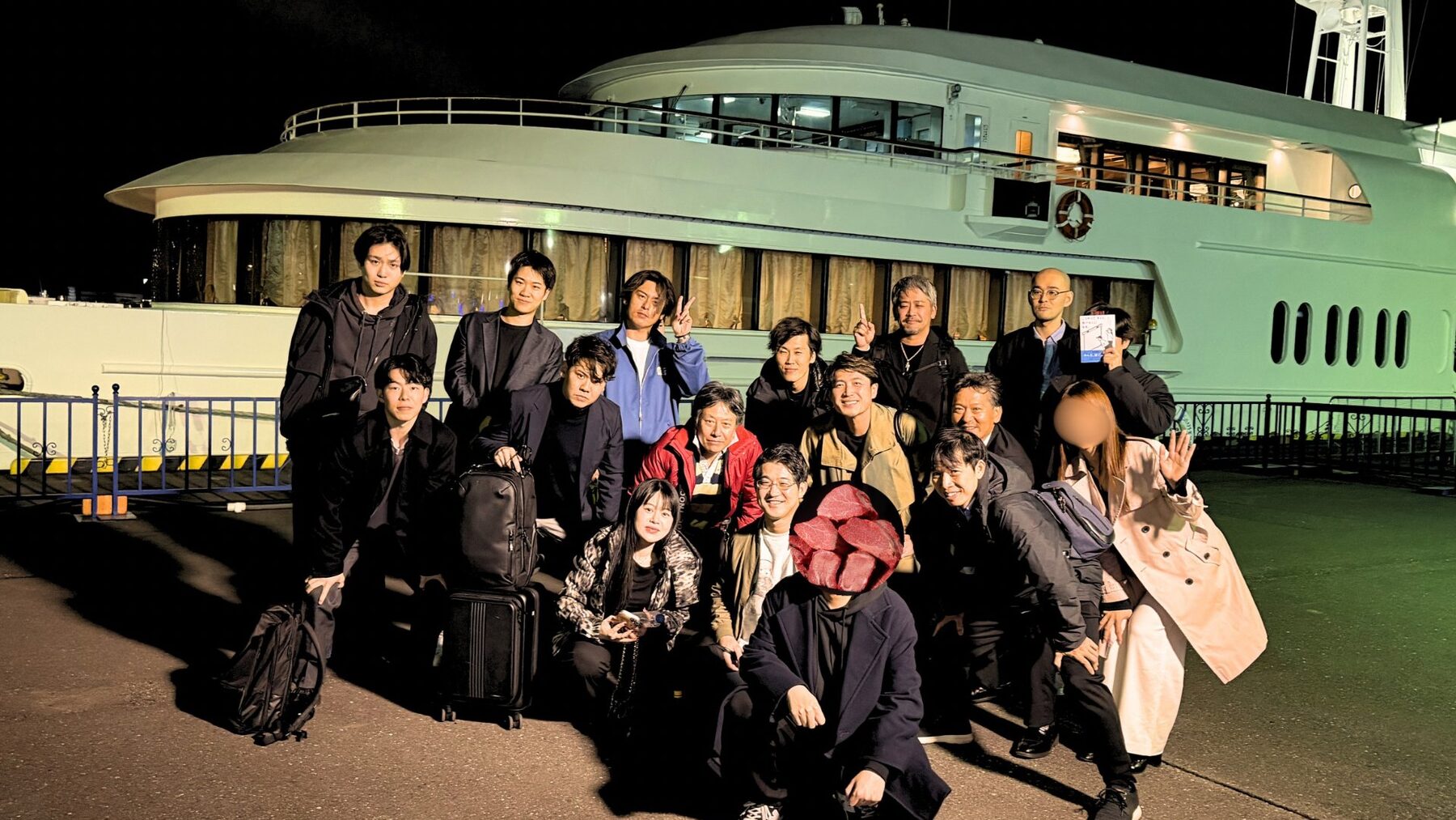 クルーザーの前での集合写真